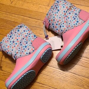 Crocs Lodgepoint  Pink Blue Stars Snow Rain Boots. Drawstring Top Size J3 NWT